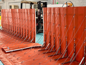 Flood Barrier: Splice-Type Retractable Levee with Gate