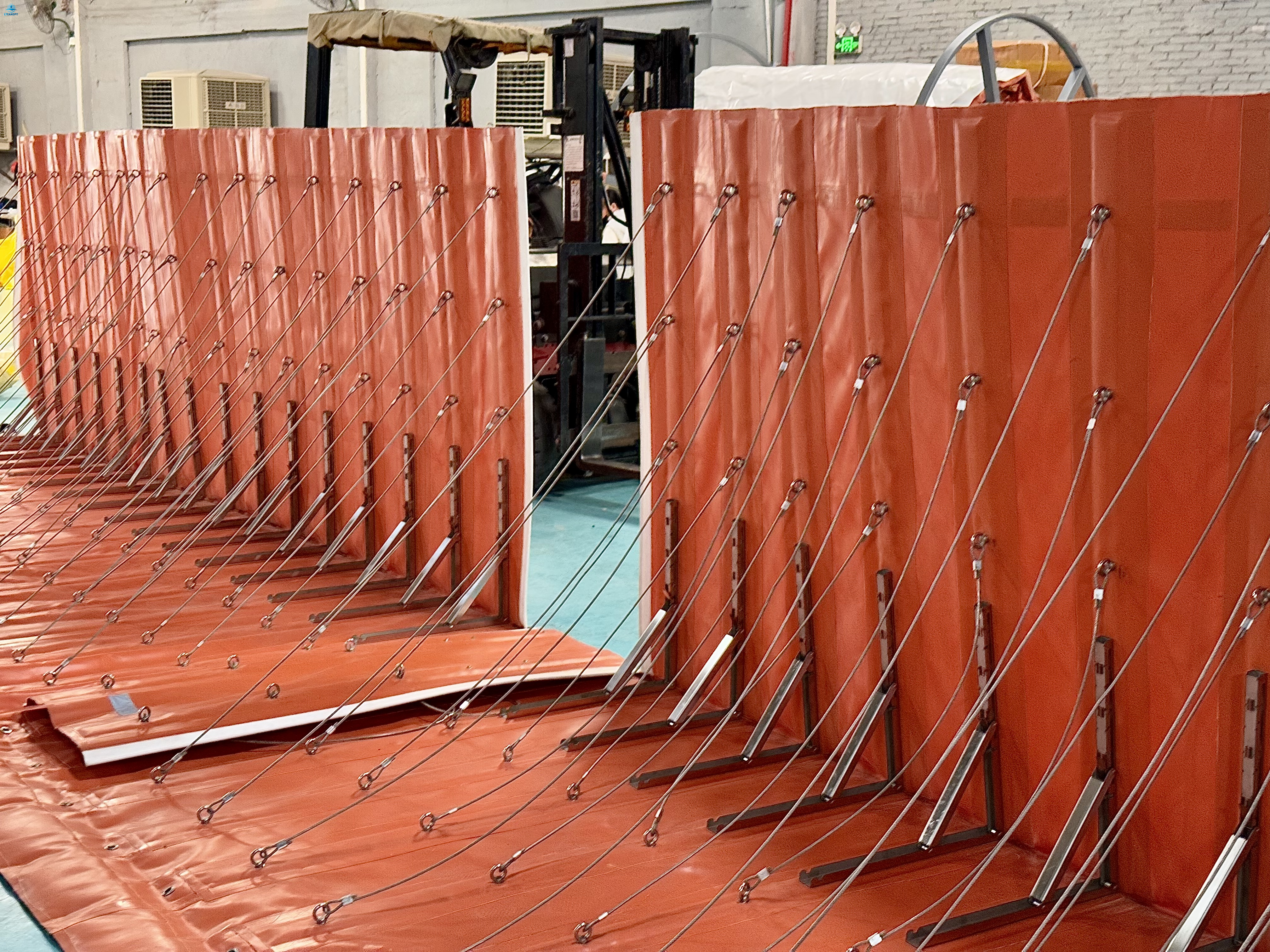 Flood Barrier: Splice-Type Retractable Levee with Gate