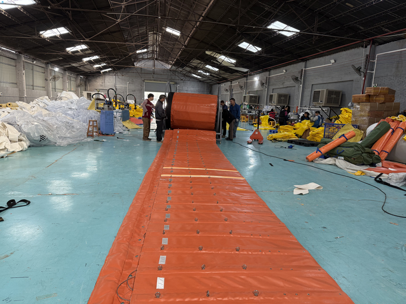 Flood Barrier: Splice-Type Retractable Levee with Gate
