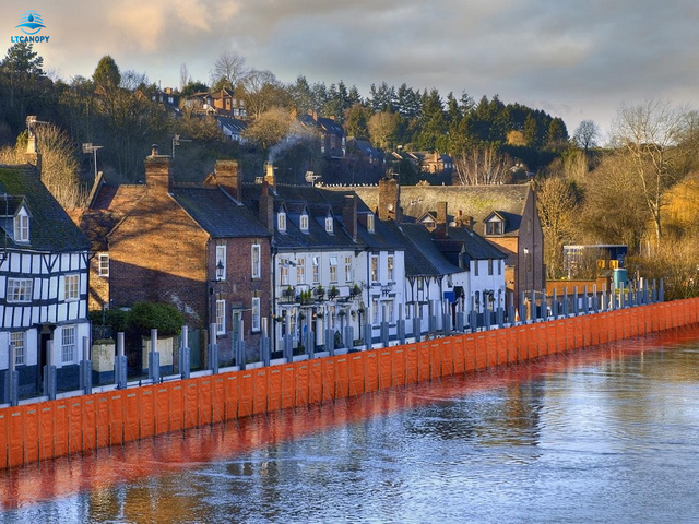 Perimeter Flood Barrier with Reflective Strap